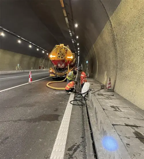 龙安隧道排水渠清淤